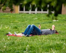<p>Wrocławianie odpoczywają nad Odrą. Ostatni dzień długiego majowego weekendu (5.05.2024)&nbsp;</p>